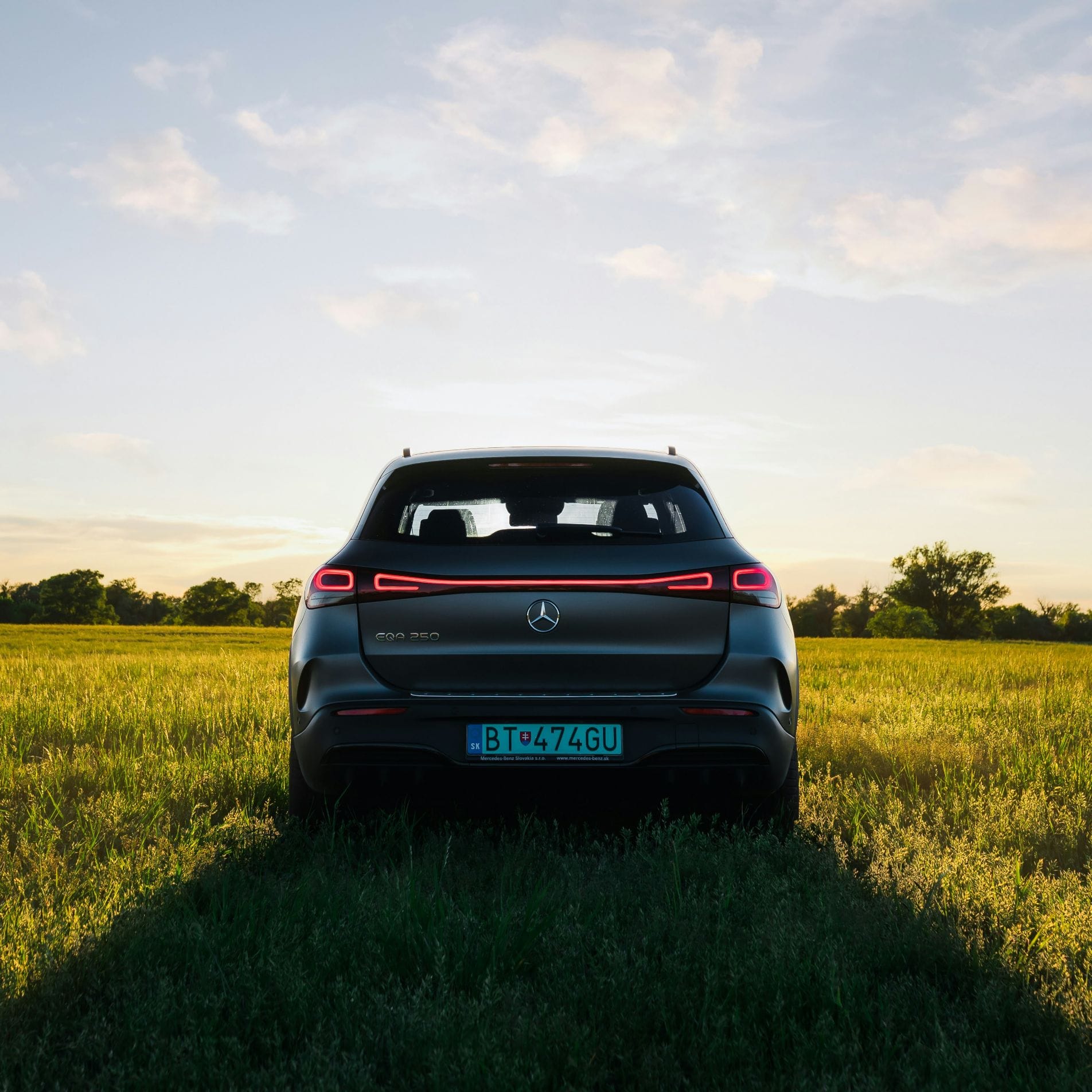 Baner wizerunkowy prezentujący ekskluzywne auto w serwisie internetowym